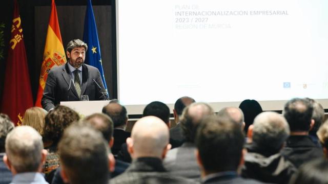 El jefe del Ejecutivo murciano, Fernando López Miras, este martes, desgranando los detalles del  Plan de Internacionalización Empresarial de la Región.