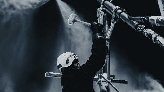 Engidi desarrolla dispositivos 'wearables' IoT que conectan en tiempo real con los trabajadores industriales y sus responsables de seguridad.