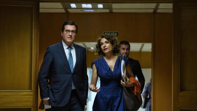 Antonio Garamendi, presidente de la CEOE, y María Jesús Montero, ministra de Hacienda y Función Pública.