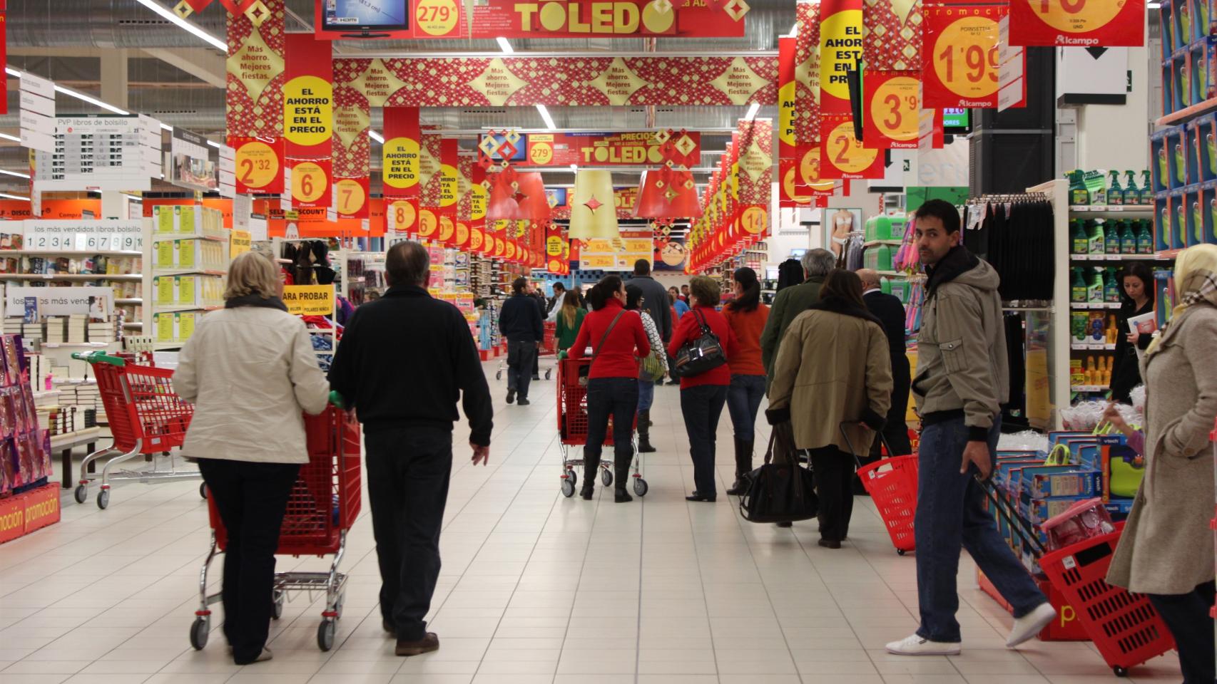 Consumidores en un supermercado de Alcampo.