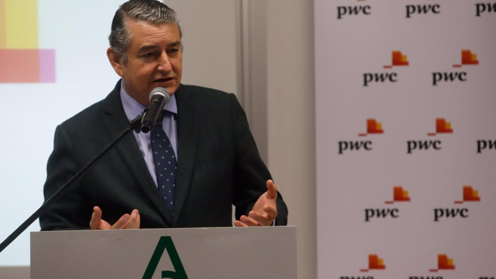 El consejero de la Presidencia de la Junta de Andalucía, Antonio Sanz, en rueda de prensa.