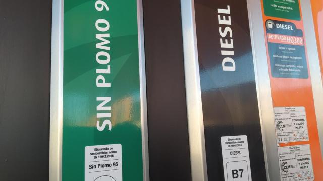 Imagen de un surtidor de combustible en una estación de servicio.