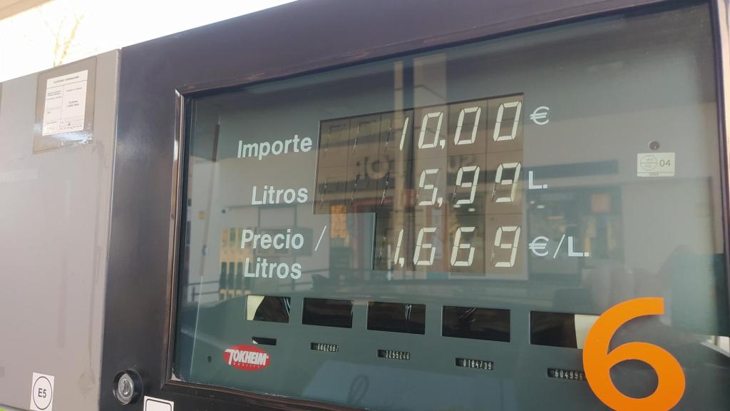 Imagen del surtidor de Repsol con la gasolina a 1,669 € (sin descuento).
