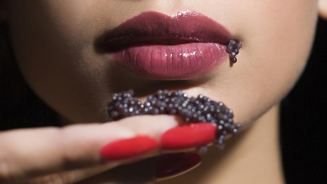 Mujer tomando caviar.