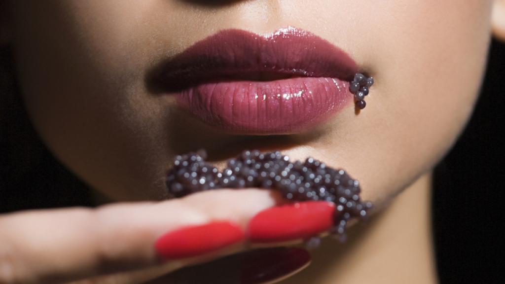 Mujer tomando caviar.