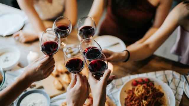 Un grupo de amigos, bebiendo alcohol.