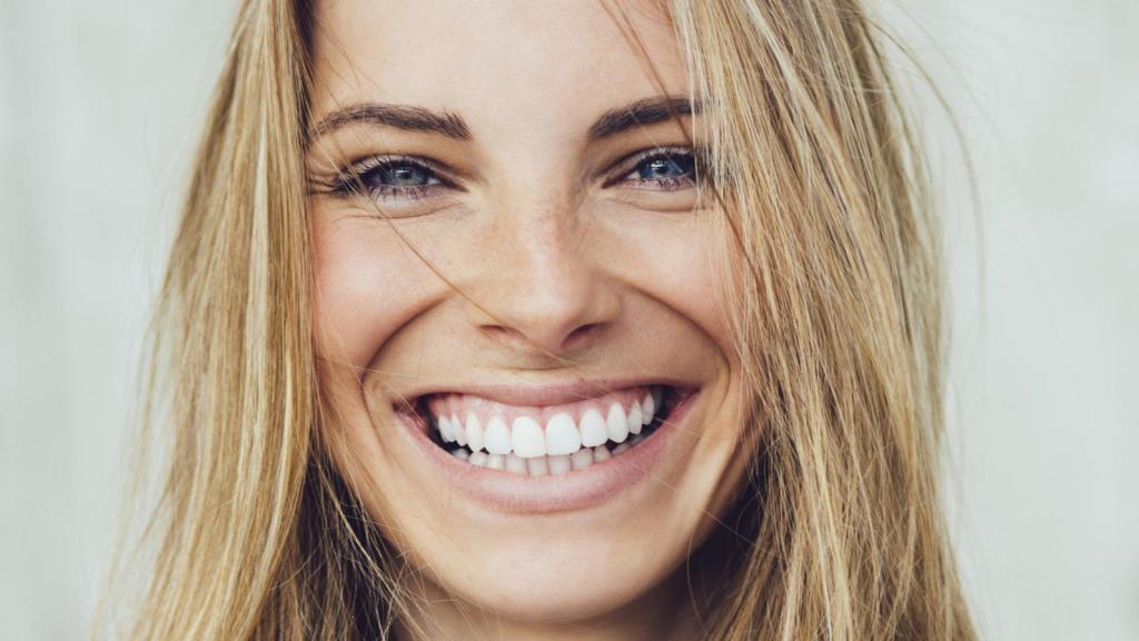 Una mujer, sonriendo.
