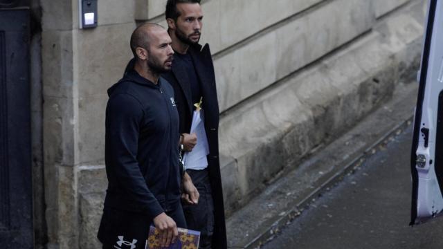 Andrew Tate sale del Tribunal de Apelación de Bucarest esposado junto a su hermano  en enero de 2023.