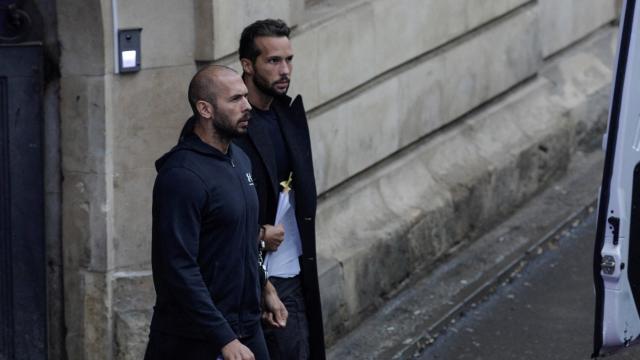 Andrew Tate sale del Tribunal de Apelación de Bucarest esposado junto a su hermano y con un Corán en las manos.