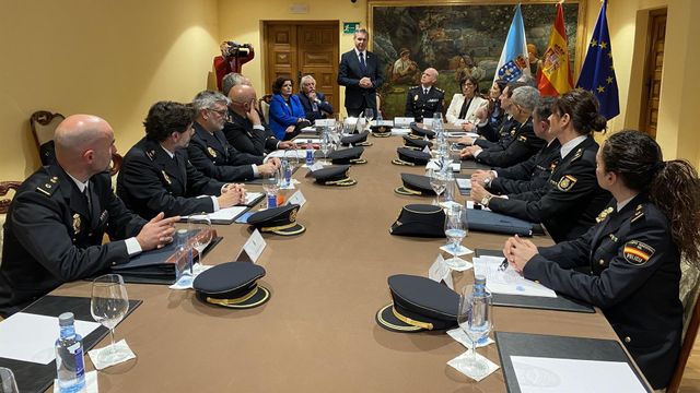 El delegado del Gobierno en Galicia, José Miñones, mantiene una reunión con responsables policiales