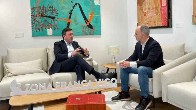El secretario xeral del PSdeG, Valentín González Formoso, junto al delegado del Estado de Zona Franca Vigo, David Regades.