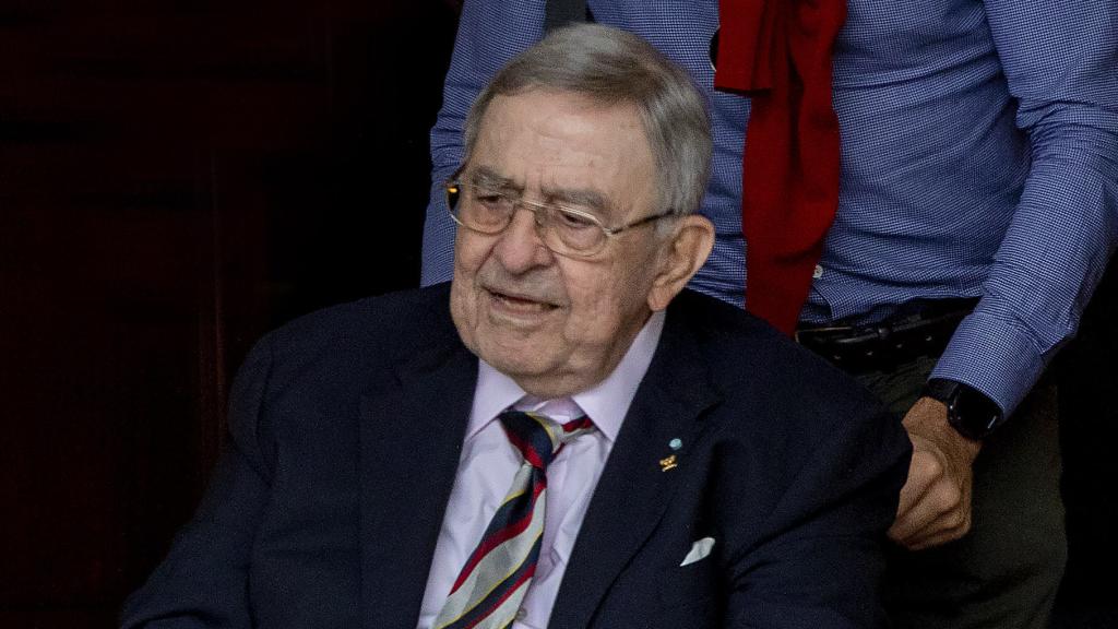 El rey Constantino II de Grecia, en silla de ruedas, en una imagen tomada en Atenas, en octubre de 2021.