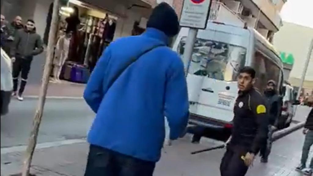 Captura de pantalla del momento en que el vigilante se enfrenta al hombre armado con un cuchillo.