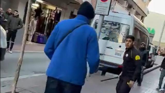 Captura de pantalla del momento en que el vigilante se enfrenta al hombre armado con un cuchillo.