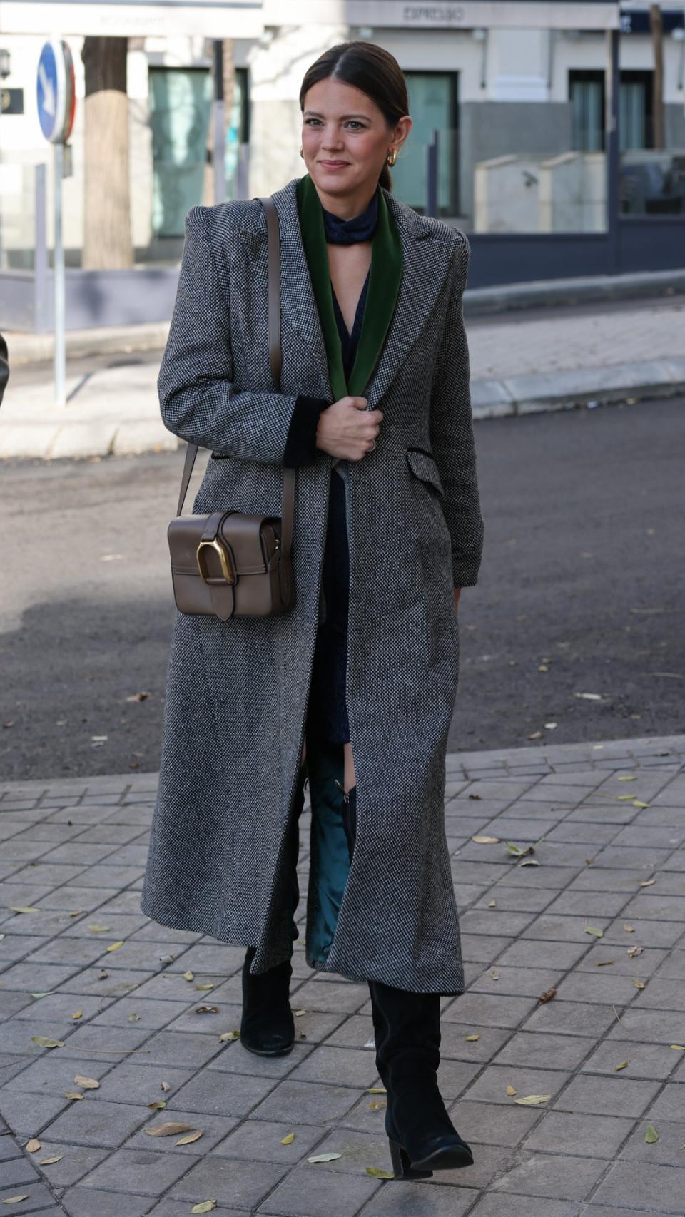 La 'influencer', caminando por Madrid.