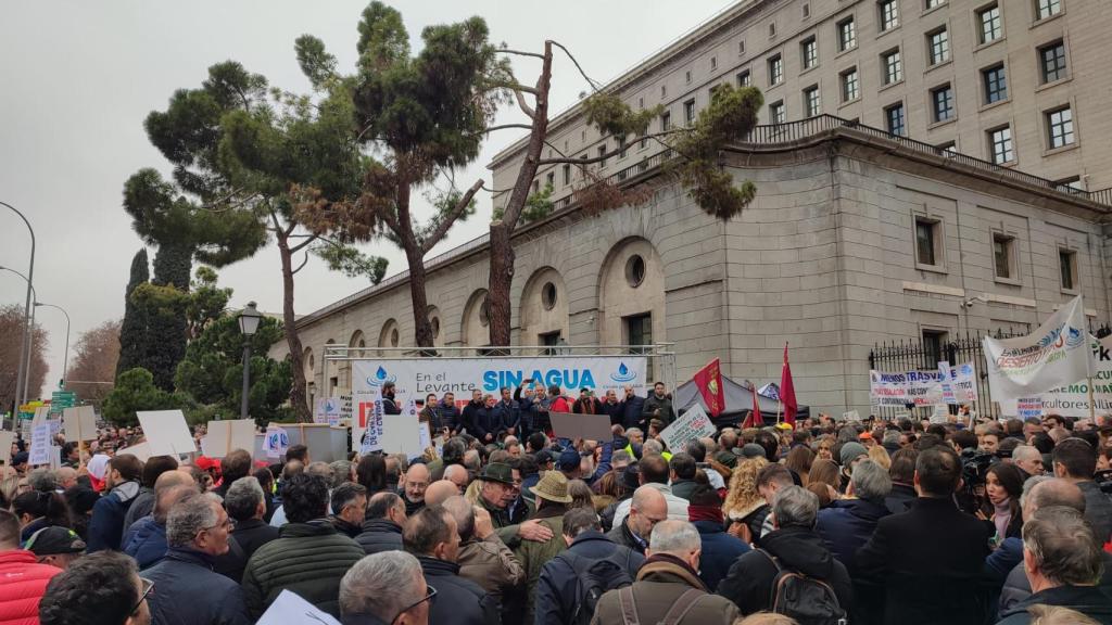 Manifestación de los regantes este miércoles frente al Ministerio para la Transición Ecológica y el Reto Demográfico.