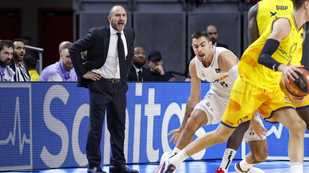 Chus Mateo, dando instrucciones a sus jugadores.