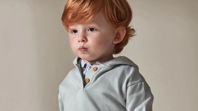 Imagen de archivo de bebé con sudadera del Corte Inglés