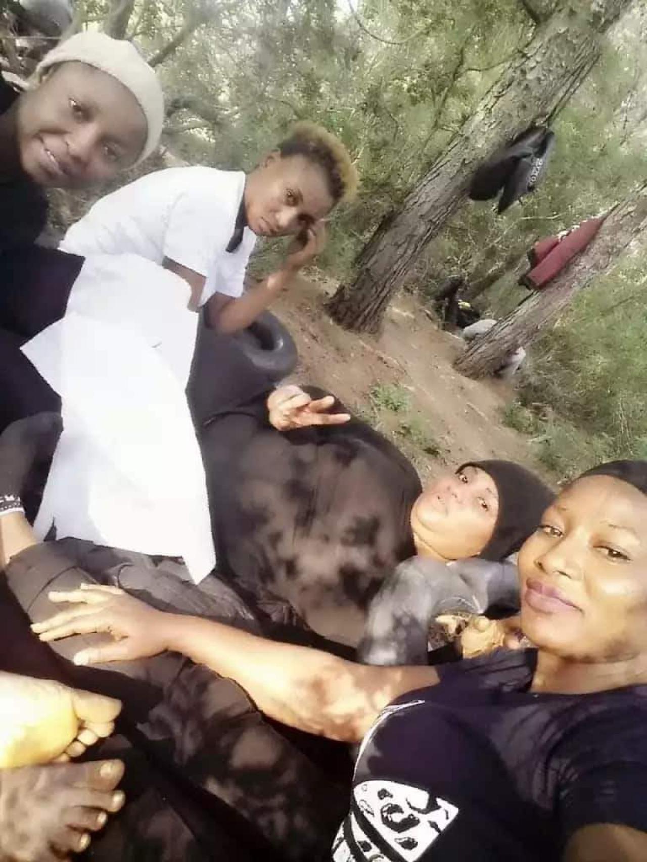 La difunta señora Kourouma (1d), en un campamento clandestino en un monte de Tánger, donde decenas de inmigrantes aguardaban a que cayera la noche para subirse a una patera.