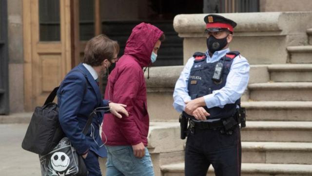 Uno de los acusados por la agresión sexual mútiple en Sabadell en 2019 a su llegada a la Audiencia de Barcelona.
