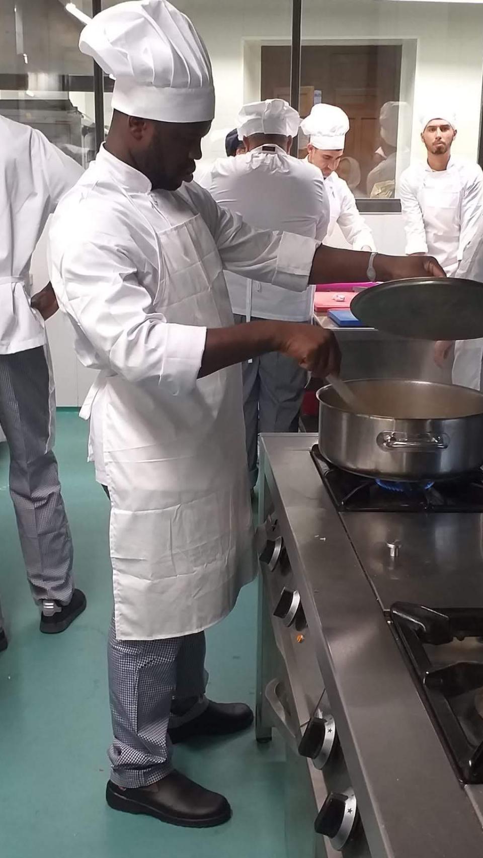 El guineano Mory aprendiendo a hacer un caldo en la Escuela de Hostelería de Cáritas (eh!).