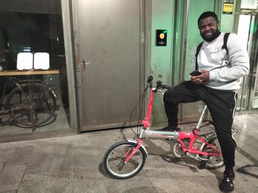 Mory, tras una jornada de trabajo en el restaurante AlmaMater, subido en la bicicleta que le deja para desplazarse el chef Juan Guillamón.