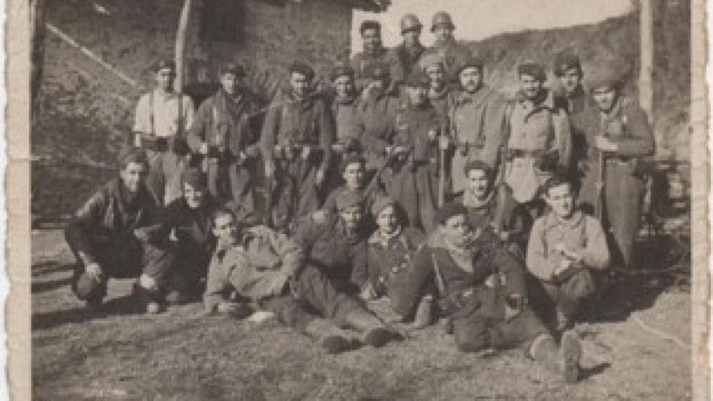 José Antonio Urquijo con el batallón Otxandiano Caserío de Elgeta (Gipuzkoa) en diciembre de 1936.