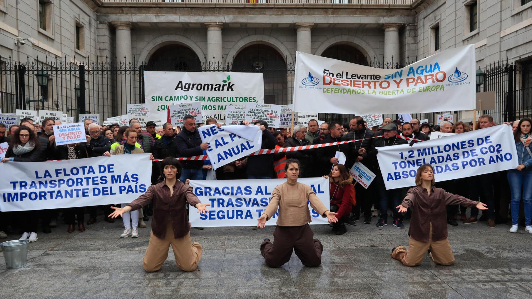 Un momento de la concentración de este miércoles frente al Ministerio.