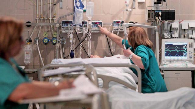 Personal sanitario en el Hospital General de Valencia, en imagen de archivo.