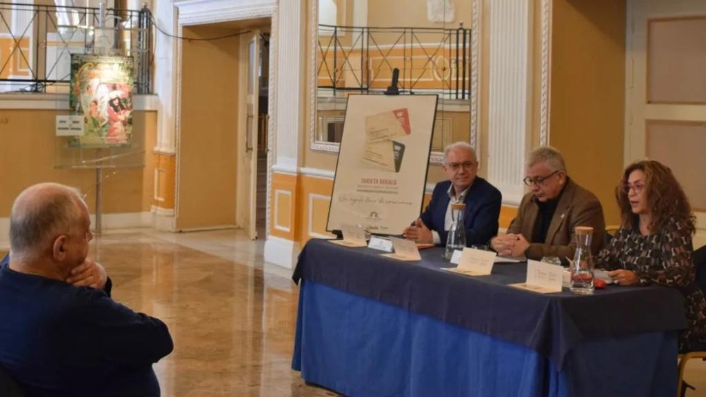 Abel Guarinos (Generalitat), Antonio Manresa (Ayuntamiento), y María Dolores Padilla, en el Principal.