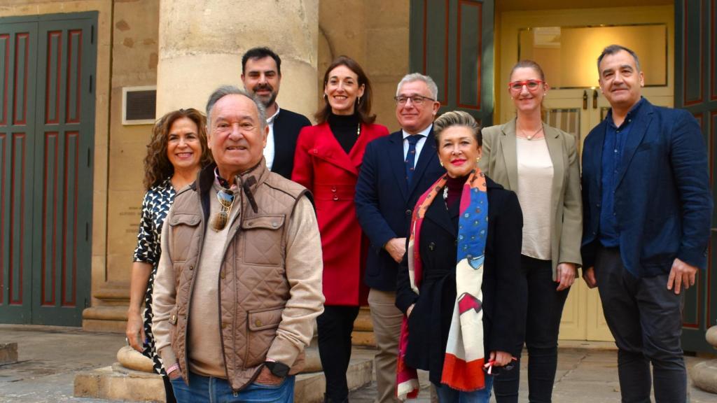 José Espadero, al frente, en la presentación de la gala homenaje a su trayectoria en Alicante.