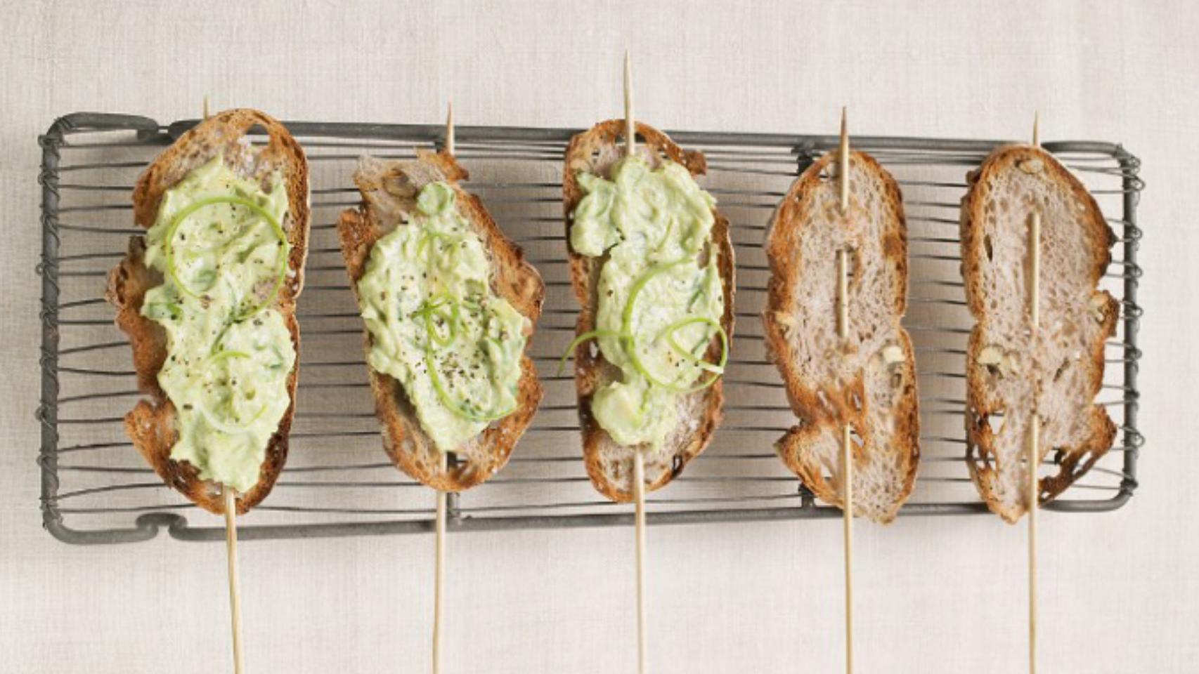 Tostas de aguacate, tofu y pan de nueces: alimentos basados en plantas, legumbres, grano entero y frutos secos.