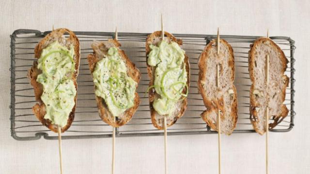 Tostas de aguacate, tofu y pan de nueces: alimentos basados en plantas, legumbres, grano entero y frutos secos.