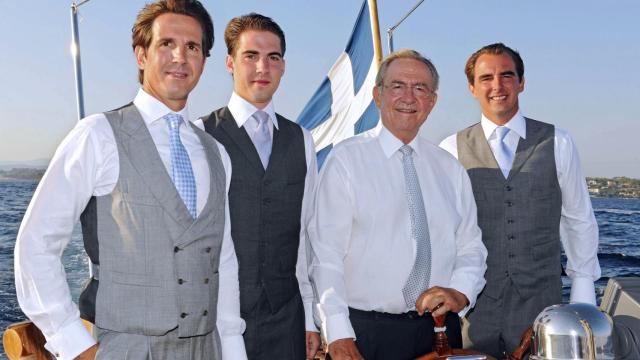 El rey Constantino II de Grecia junto a sus tres hijos varones, Pablo, Nilolás y Felipe, en una imagen tomada en 2010, en Spetses.