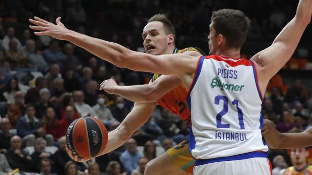 Klemen Prepelic intenta una entrada canasta ante la intimidación de Tibor Pleiss