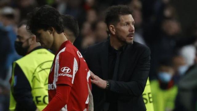 Joao Félix y el 'Cholo' Simeone tras un cambio en un partido del Atleti