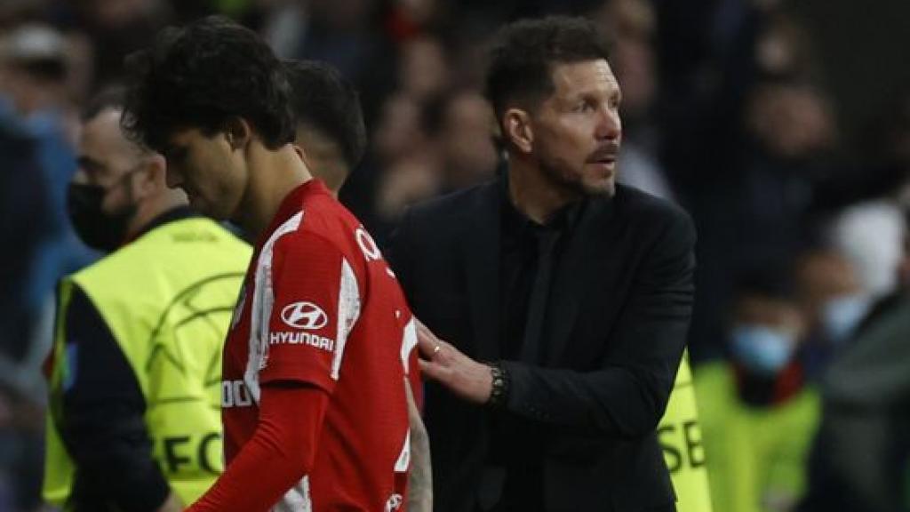 Joao Félix y el 'Cholo' Simeone tras un cambio en un partido del Atleti