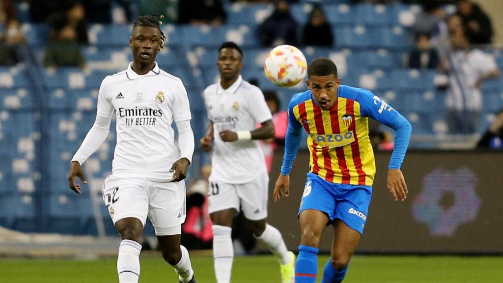 Samuel Lino y Eduardo Camavinga, durante el Real Madrid - Valencia de la semifinal de la Supercopa de España 2023