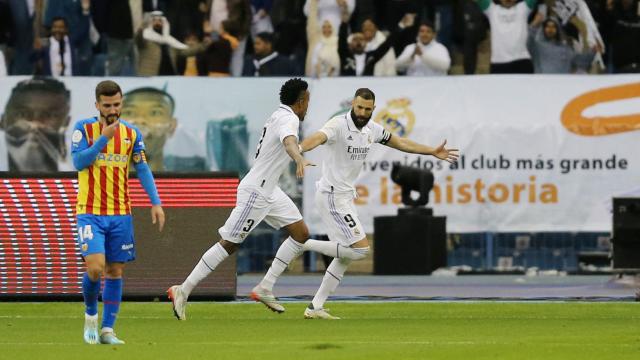 Celebración de los jugadores del Real Madrid del gol de Benzema ante el Valencia en la Supercopa de España 2023