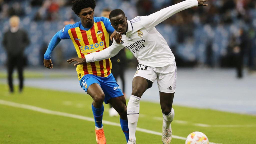 Thierry Correia, sujetando por el hombre a Ferland Mendy en el Real Madrid - Valencia de la semifinal de la Supercopa de España 2023