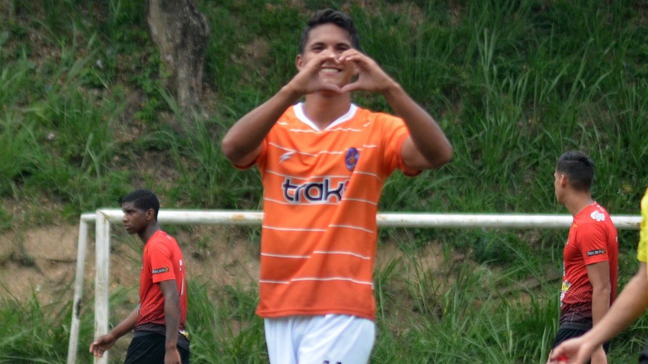 Jovanny Bolívar en un partido con el Deportivo La Guaira.