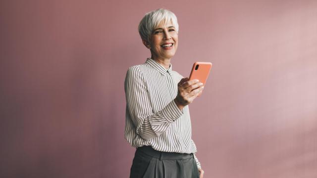 Una mujer, consultando su teléfono.