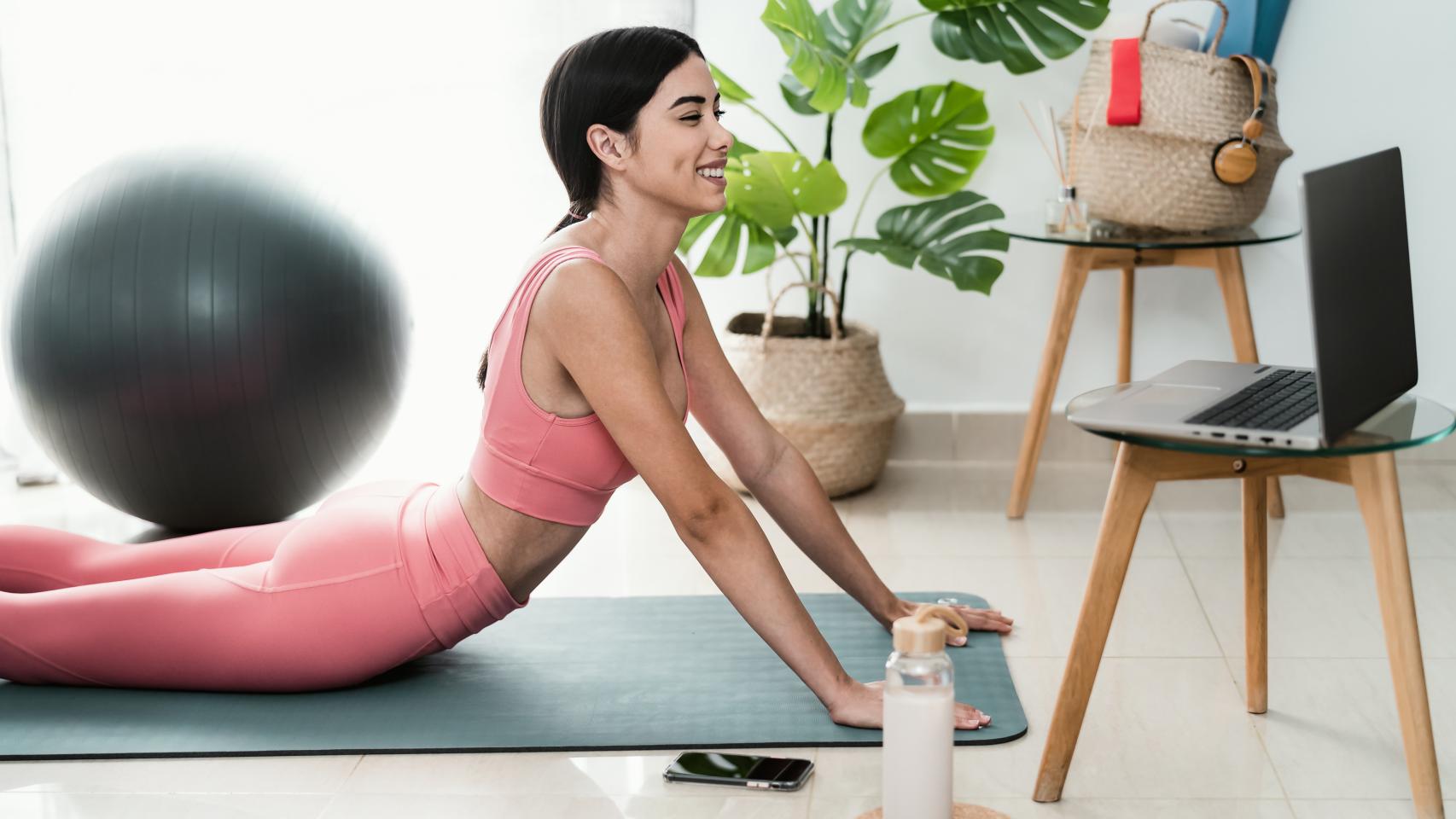 Si quieres engancharte al yoga, sigue a estas 'influencers' del bienestar