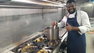 Mory Fofana, este martes, en los fogones del prestigioso restaurante AlmaMater de Murcia que tiene una estrella Michelin.