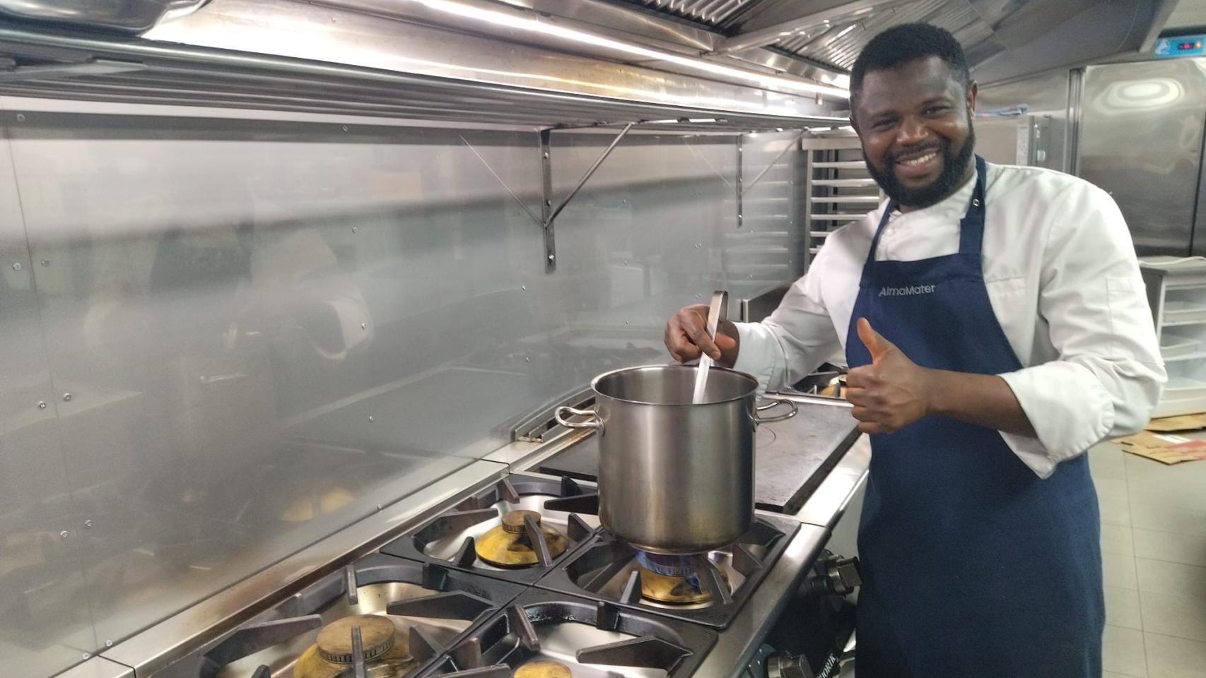Mory Fofana, este martes, en los fogones del prestigioso restaurante AlmaMater de Murcia que tiene una estrella Michelin.