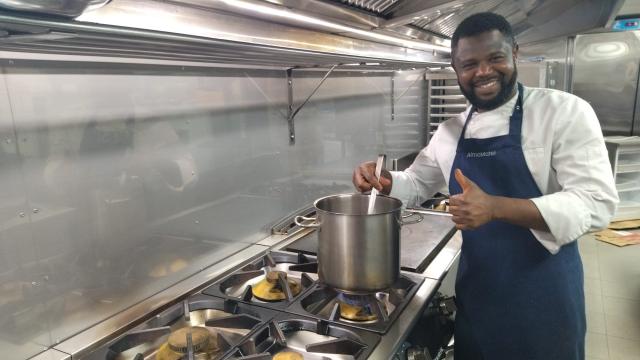 Mory Fofana, este martes, en los fogones del prestigioso restaurante AlmaMater de Murcia que tiene una estrella Michelin.