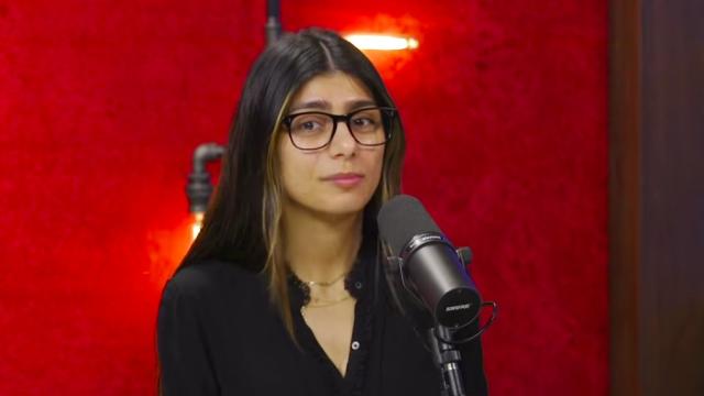Mia Khalifa durante la entrevista que se ha hecho viral.