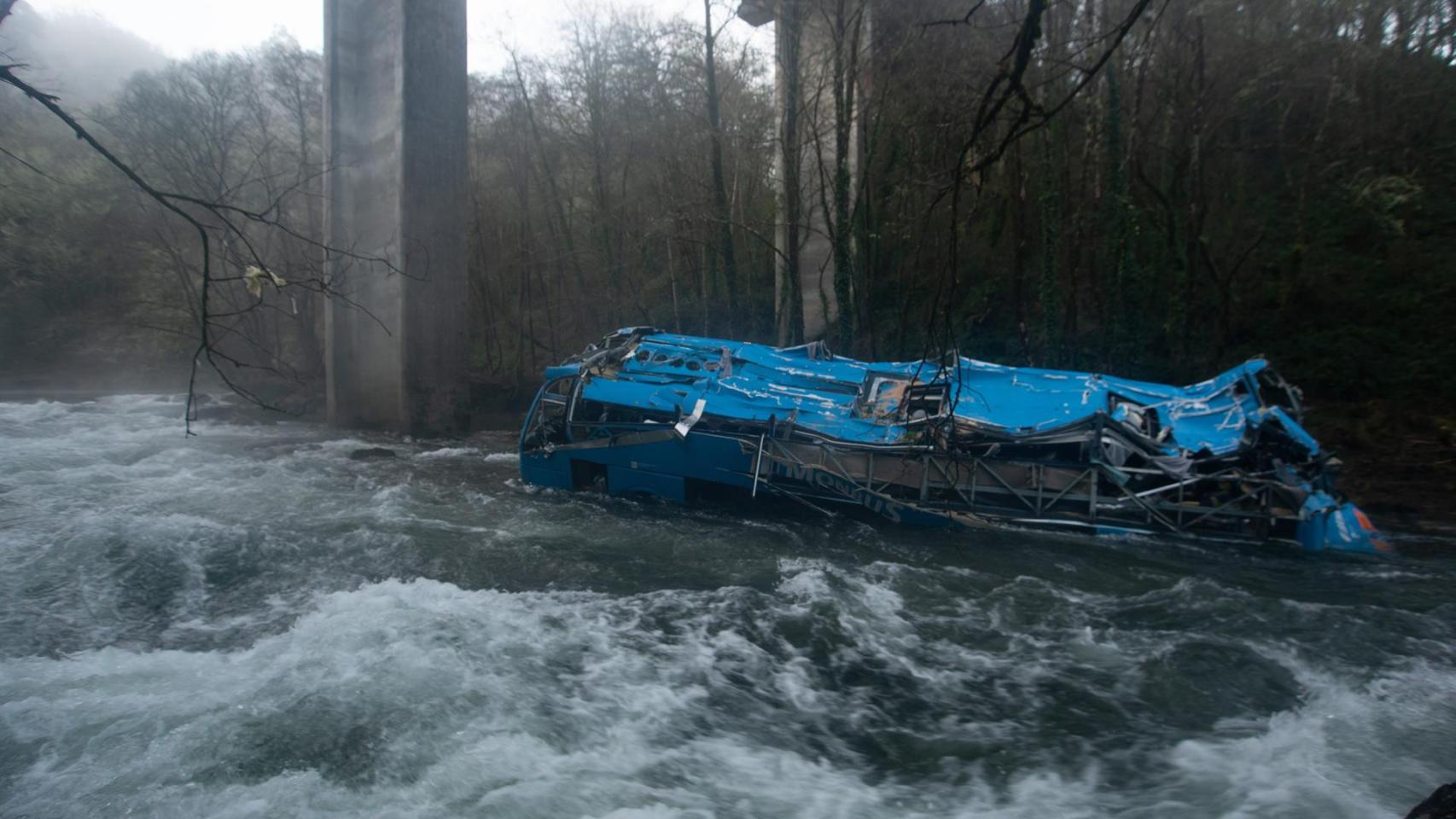 Vista del autobús accidentado en el cauce del río Lérez.