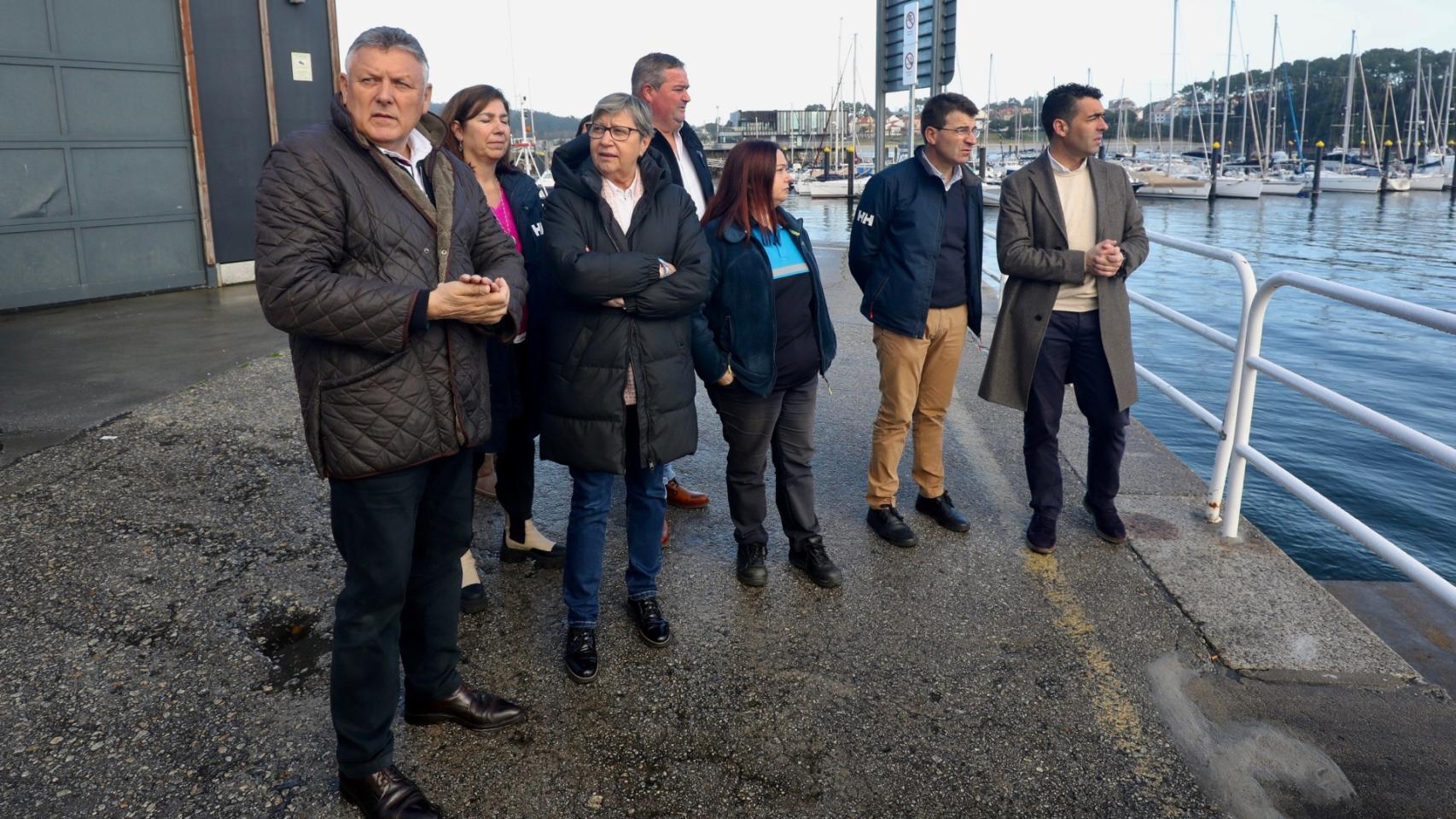 Rosa Quintana en su visita a la lonja de Portonovo.