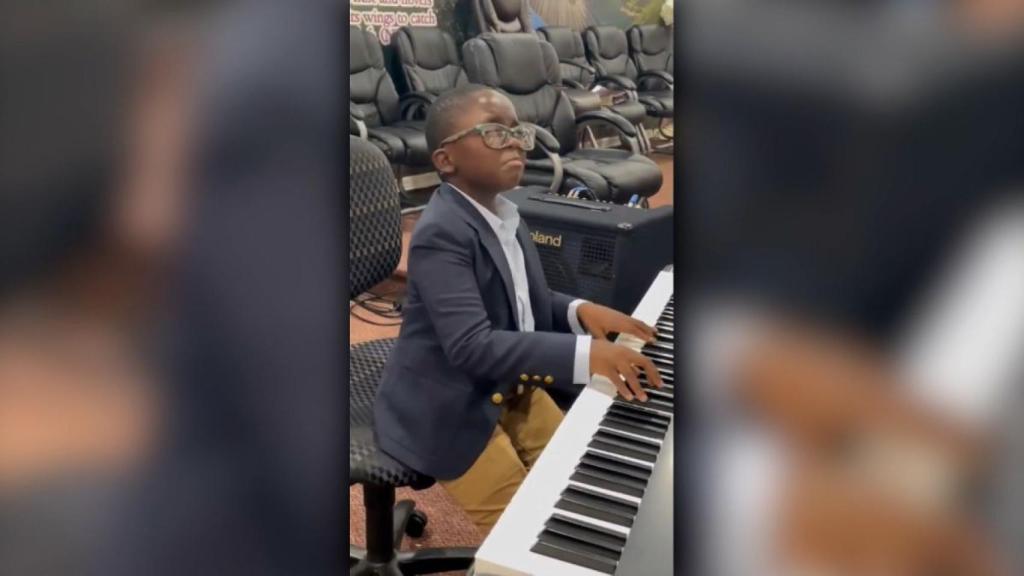 Jude Kofie tocando el piano